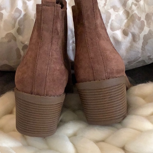 Tan pointy toe booties - Picture 3 of 3